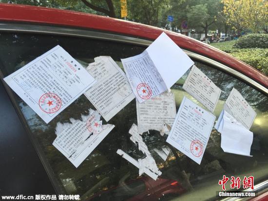 南京违停私家车玻璃上被贴近20张罚单(图)