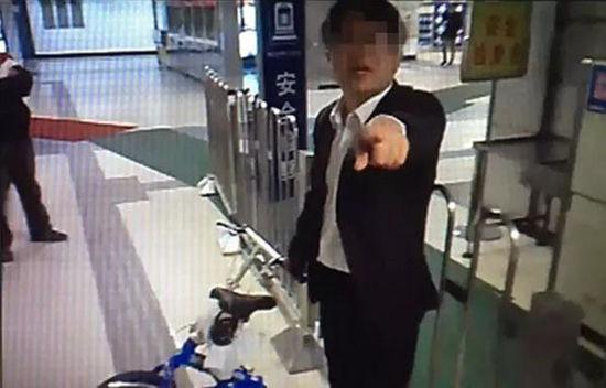男子带折叠自行车进地铁遭拒后袭警 被刑拘3天