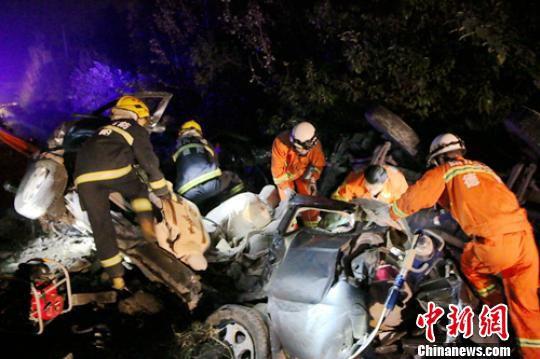 京昆高速四川德阳段面包车撞爆竹车致3死1伤(图)