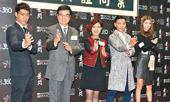 陈国坤（左一）、黄百鸣（左二）和张晋等（右二）一起为“叶问体验馆”揭幕