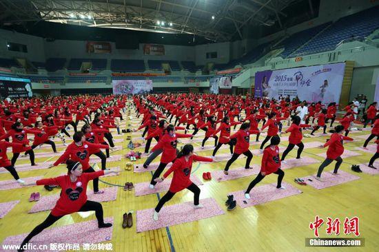 江苏上千孕妇齐做瑜伽助产 印度大师授课(图)