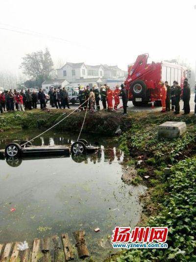 扬州一轿车冲入塘 母子被困20分钟获救后身亡