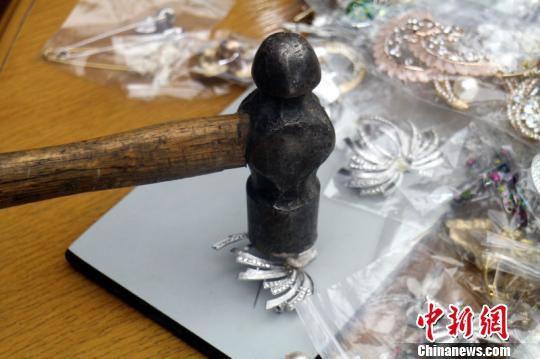 杭州销毁一批韩国进口饰品 重金属含量超标680倍