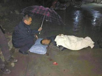 四川警察雨中为伤者撑伞半小时获赞(图)