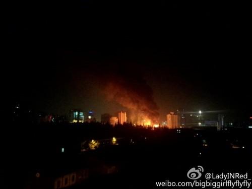 上海杨浦区纪念路附近一仓库发生大火 伤亡不详