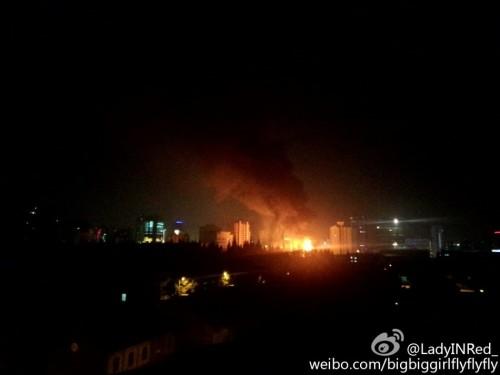 上海杨浦区纪念路附近一仓库发生大火 伤亡不详