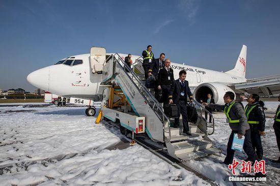 杭州萧山机场一飞机轮胎异常迫降 机上人员安全