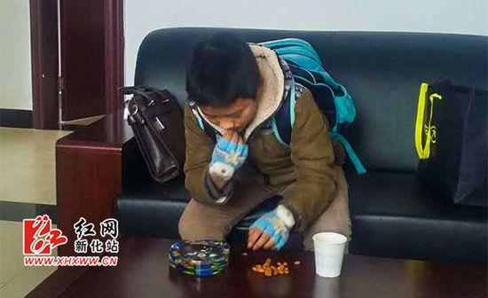 湖南12岁男孩未完成作业出走 被警察耐心劝阻