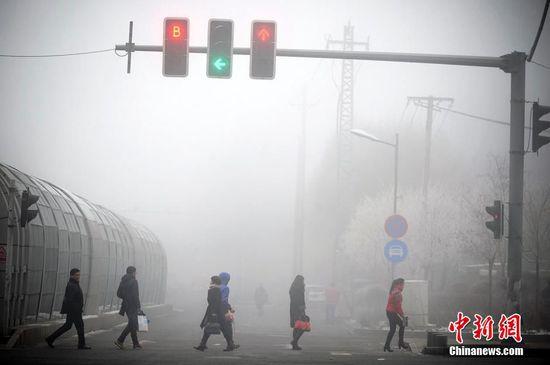 乌鲁木齐再遇大雾迷城 能见度仅百米左右(图)
