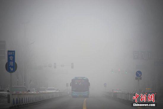 乌鲁木齐再遇大雾迷城 能见度仅百米左右(图)