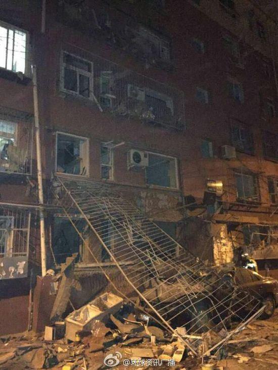 北京石景山一居民楼发生爆炸 附近车辆被点燃