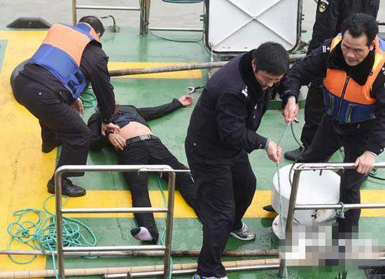 一名男子从外滩观景平台跳入黄浦江 现已获救