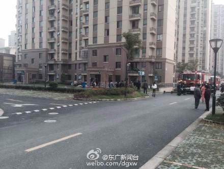 上海一小区17楼发生爆炸 1名女子跳楼身亡(图)