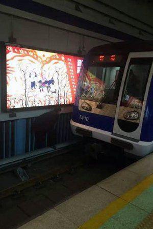 北京地铁2号线雍和宫站一男子跳入轨道受轻伤