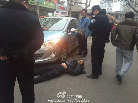男子躺车前碰瓷失败 赖地不起诬陷警察（图）