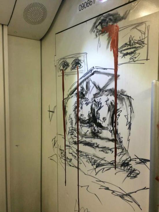外籍男子在上海地铁画半裸人像 被批评教育(图)