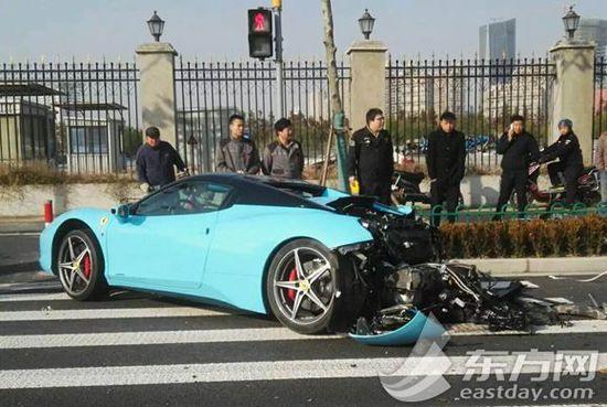 上海:价值400万元法拉利跑车世博大道上撞散架