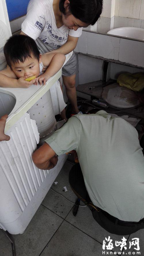 南平3岁男童被卡洗衣机 消防员拆开洗衣机救人