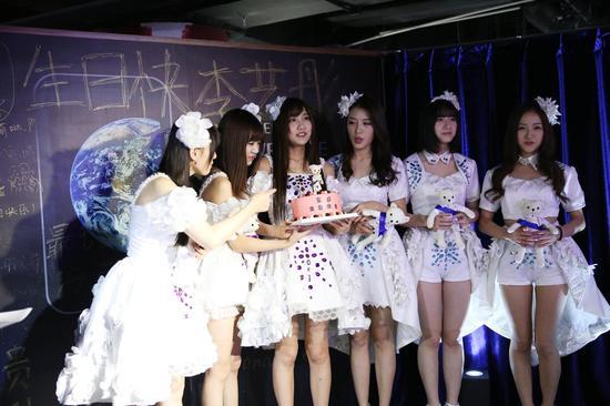 SNH48六位成员现身活动 为李艺彤现场庆生