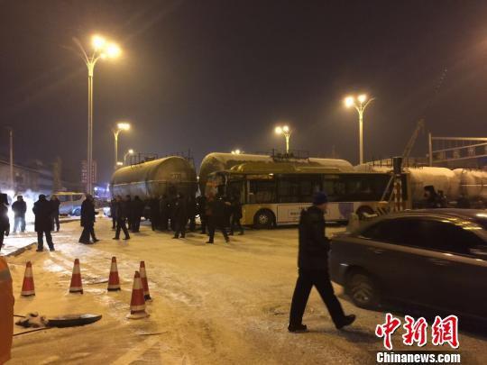 哈尔滨一公交车因抢行与火车相撞 事故致1人伤