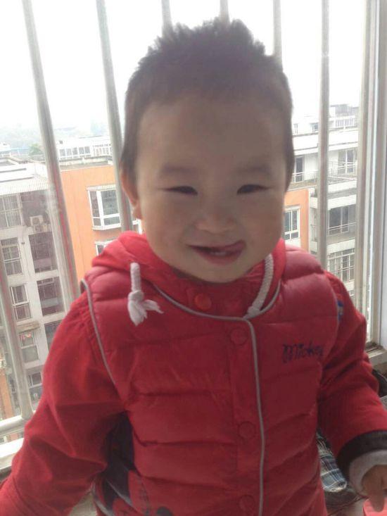 一岁男童被筷子插入眼去世 捐献器官救五人(图)