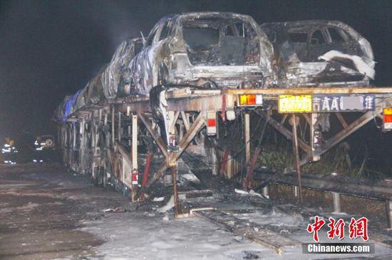 广西一重型半挂车自燃 19辆奥迪被烧毁(图)