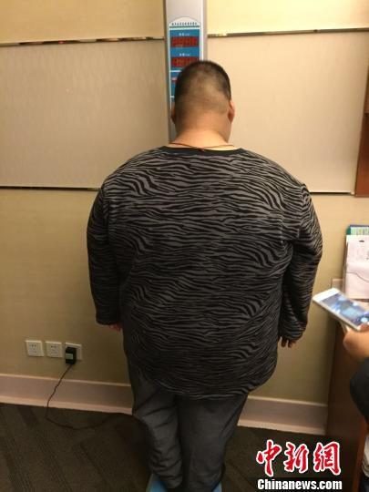 贵州14岁少年体重逾300斤 不远万里到南京求瘦身