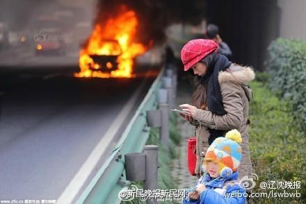 上海一轿车高速上自燃起火 女车主现场自拍(图)