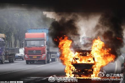 上海一轿车高速上自燃起火 女车主现场自拍(图)