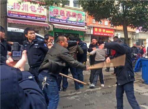 武汉商贩当街棍击城管 称对方殴打孕妇(图)