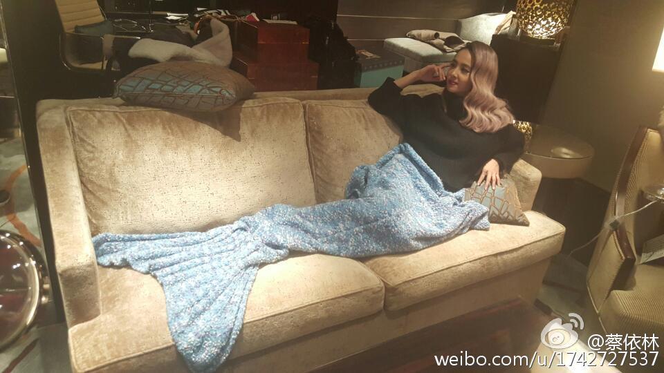 蔡依林倚躺沙发上变身美人鱼 造型美艳