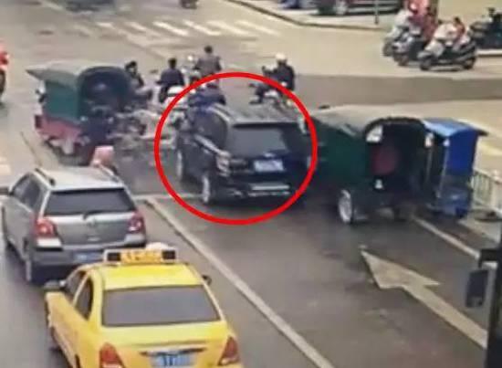 网曝广西来宾街头一辆婚车连撞5人 现场惨烈(图)
