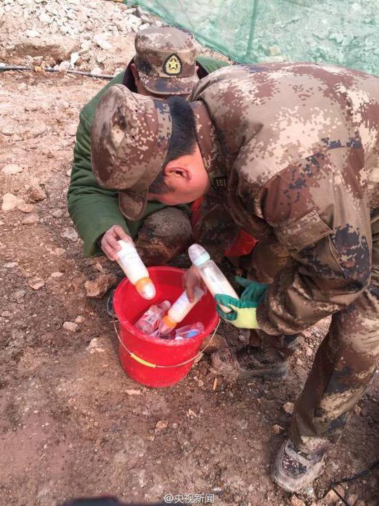 山东石膏矿垮塌 救援人员投营养液“漂流瓶”(图)
