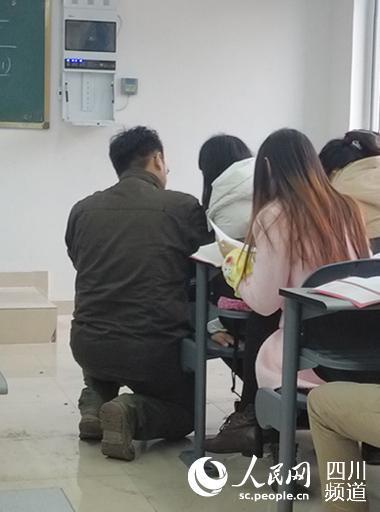 成都高校教师跪地为学生讲题 被赞"中国好老师"