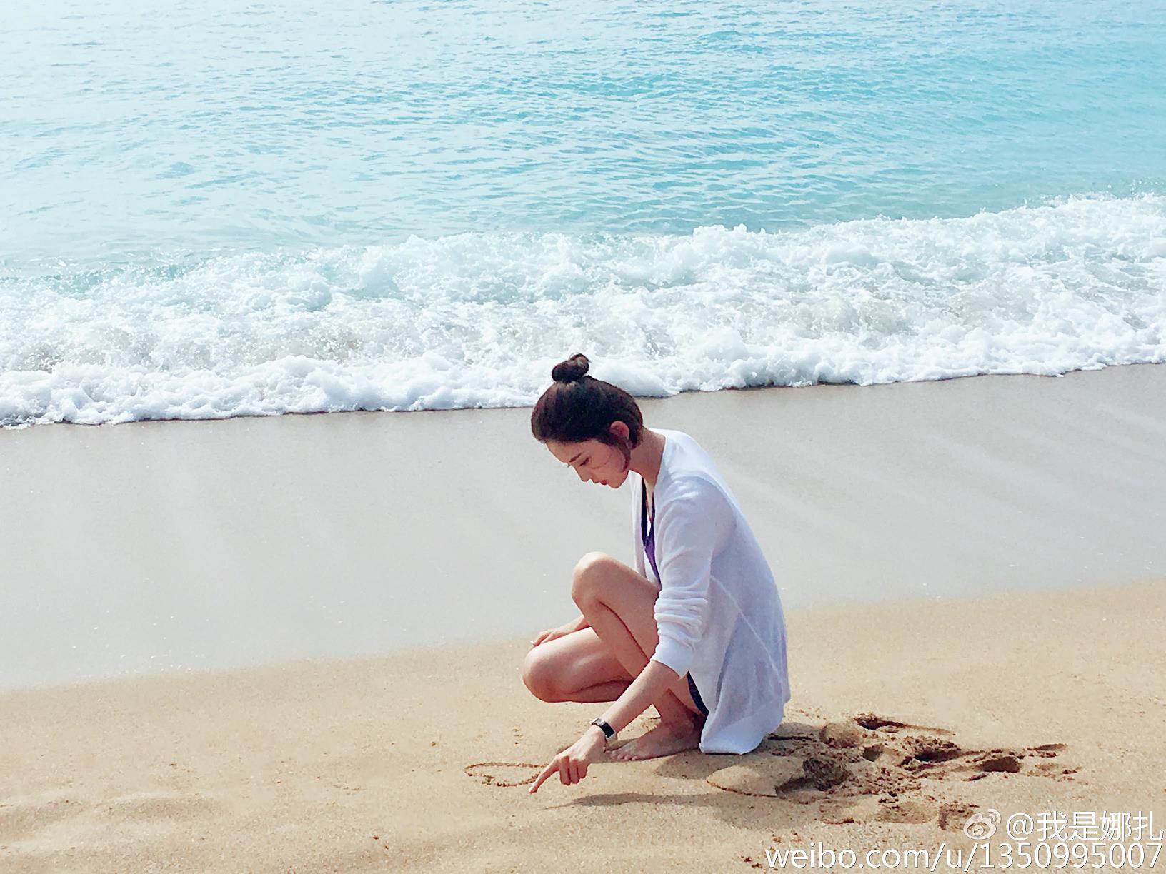 古力娜扎沙滩上画心 网友：张翰拍照吗？