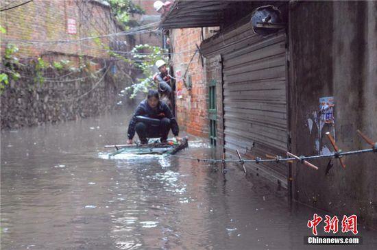 广西暴雨致局地积水超1米 居民乘竹筏脱围(图)