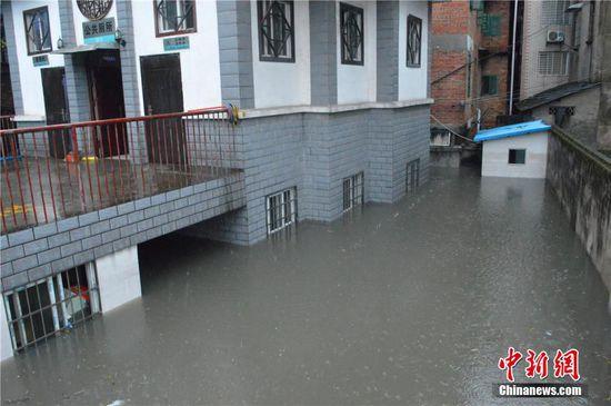 广西暴雨致局地积水超1米 居民乘竹筏脱围(图)
