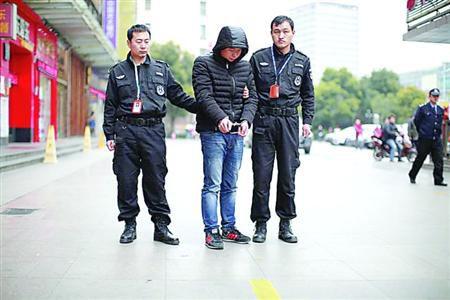 上海撞人逃逸嫌犯为代上牌中介 自称怕赔钱开走