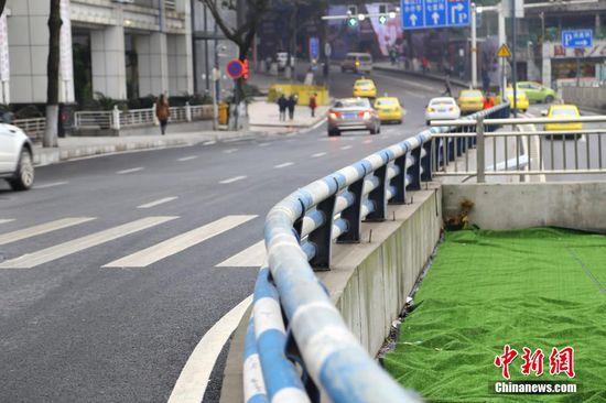 重庆街头现“任性”斑马线 过马路先翻栏杆(图