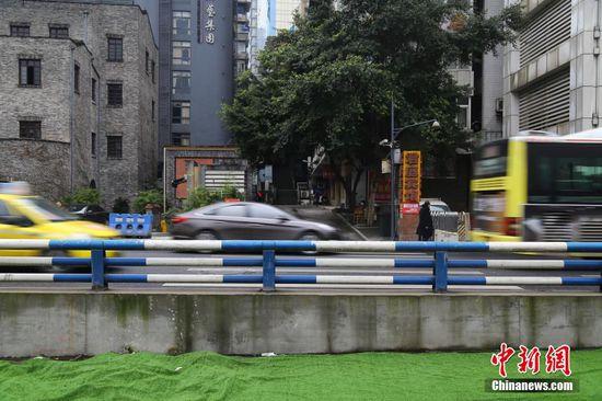 重庆街头现“任性”斑马线 过马路先翻栏杆(图