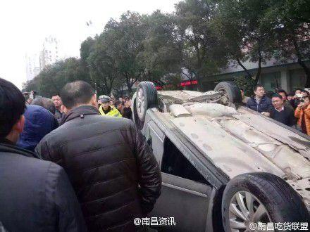 南昌出租车司机集体歇业 现场掀翻一辆专车(图)