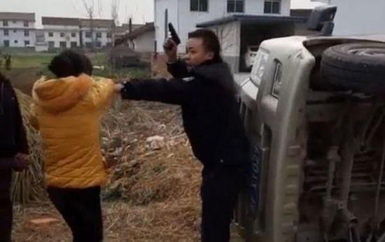 陕西城管拔树与村民冲突:面包车被掀翻 警察拔枪