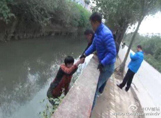 广东一名小偷为避警察跳河 之后在河里痛哭
