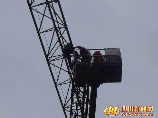 男子因兄弟工伤索赔未果 爬数十米高塔吊被救下