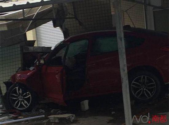 宝马车撞塌工厂保安室致4人受伤 肇事司机疑酒驾