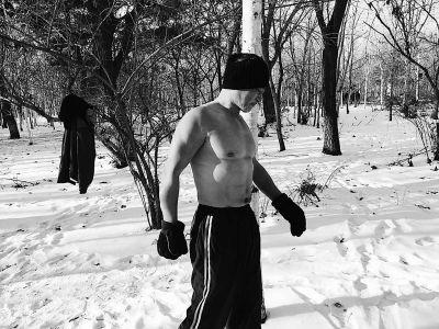 吉林57岁男子冬天赤膊锻炼 胸肌结实壮如小伙