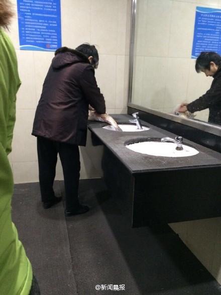 上海地铁厕所内现阿姨杀鱼 台子上都是血(图)