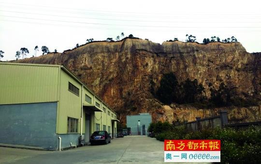 广东近百米峭壁下现工厂 一二百人在此上班(图)