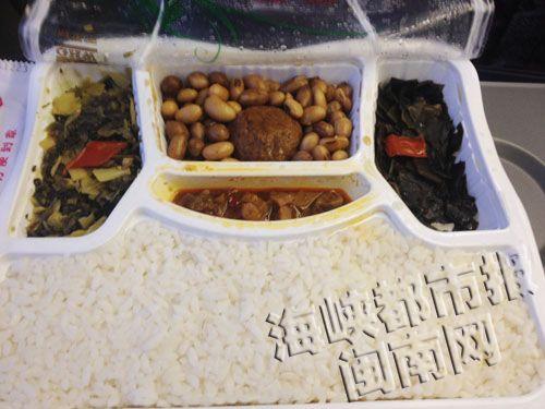 记者多次询问买动车15元盒饭:狮子头配酸菜(图)