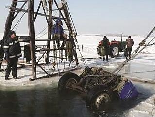 一辆农用车拉7吨玉米过江掉冰窟 司机跳车逃生